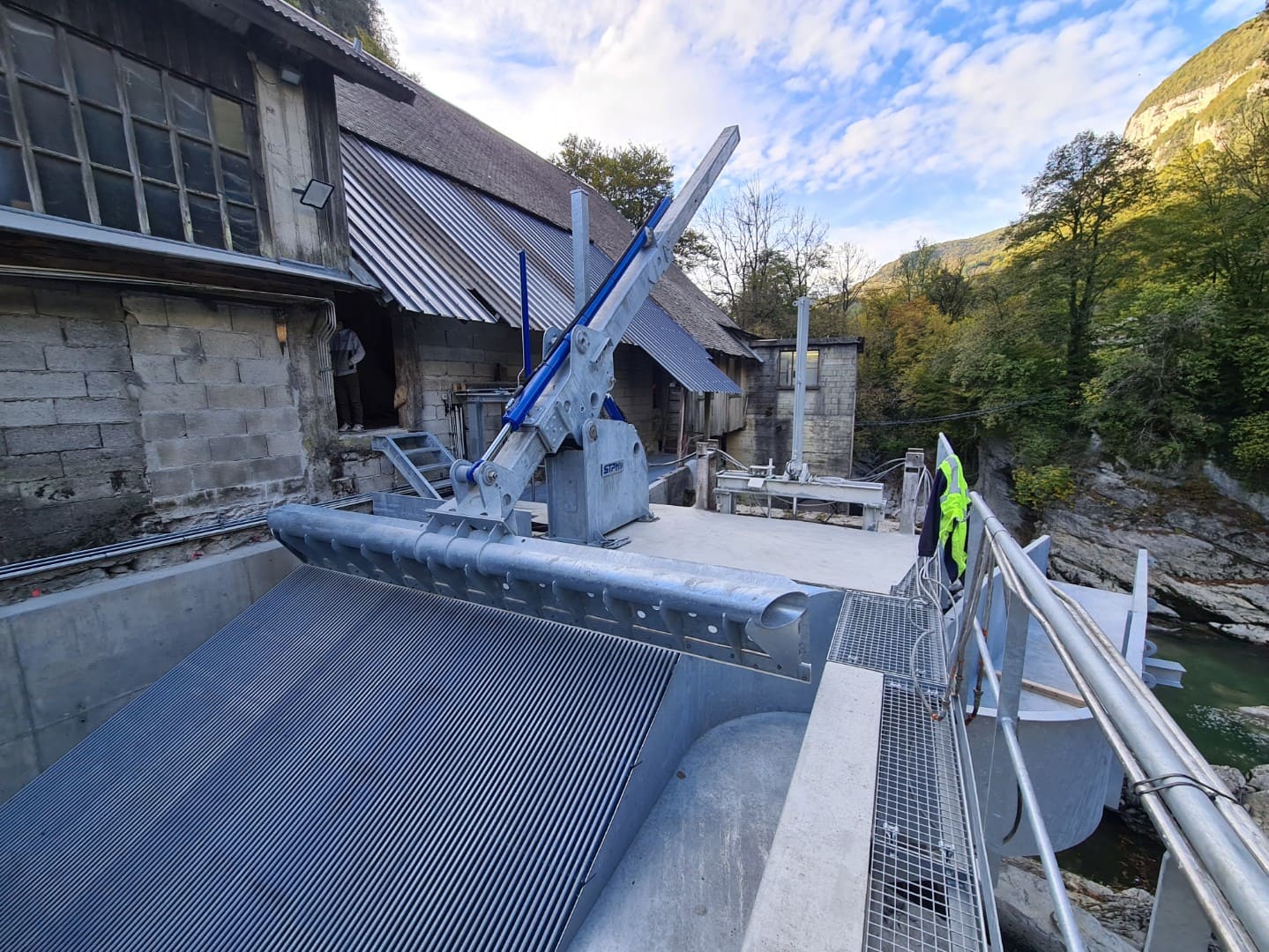 Dégrilleur télescopique, centrale Pont de Banges - France